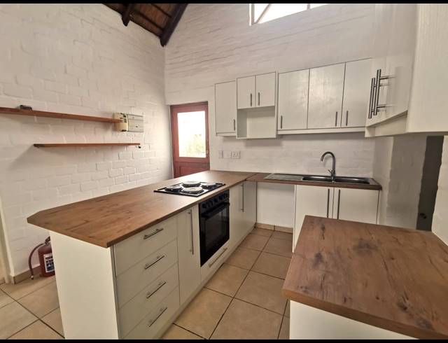 2 BEDROOM FLAT TO LET IN DWARSKERSBOS